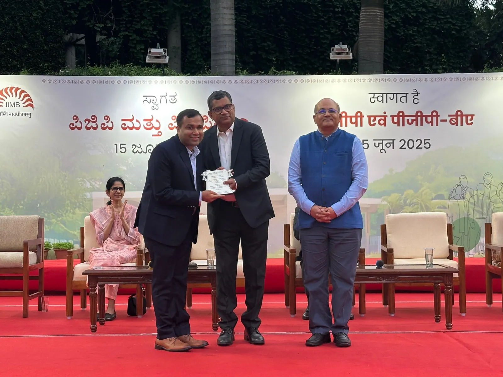 Vineet Saraiwala receiving the Distinguished Alumni Award on stage at IIM Bangalore