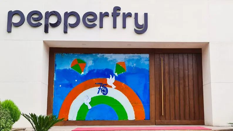40 glass facade live paintings created for Pepperfry stores, bringing festive storytelling into retail spaces.
